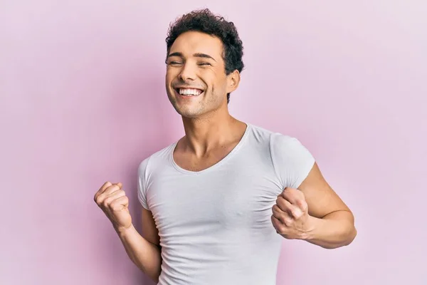 Jeune Bel Homme Portant Shirt Blanc Décontracté Excité Pour Succès — Photo