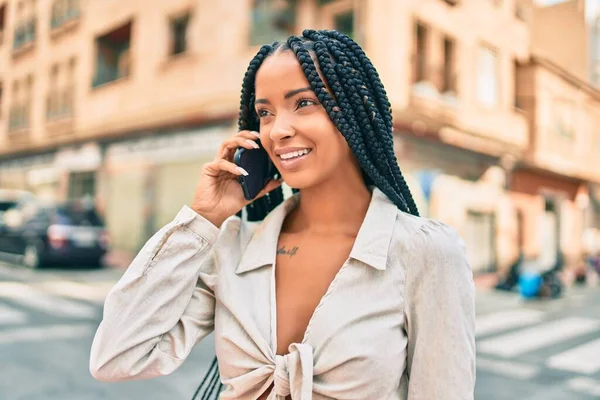 Joven Mujer Afroamericana Sonriendo Feliz Hablando Teléfono Inteligente Ciudad — Foto de Stock