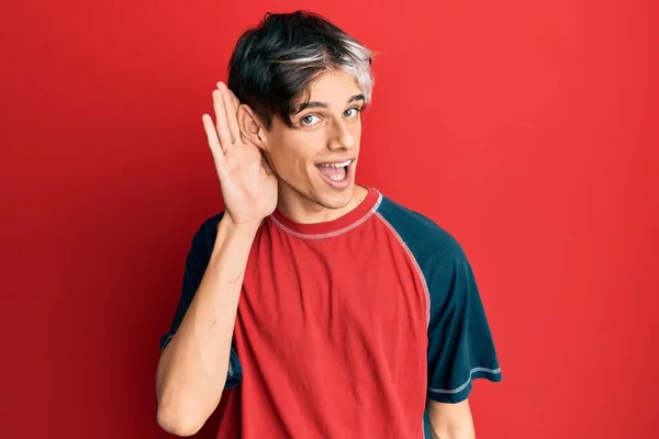 Jovem Hispânico Vestindo Roupas Casuais Sorrindo Com Mão Sobre Orelha — Fotografia de Stock