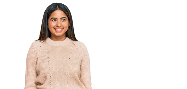 Menina Latina Usando Camisola Inverno Olhando Para Lado Com Sorriso — Fotografia de Stock