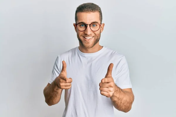 Jeune Homme Caucasien Portant Des Vêtements Décontractés Des Lunettes Pointant — Photo