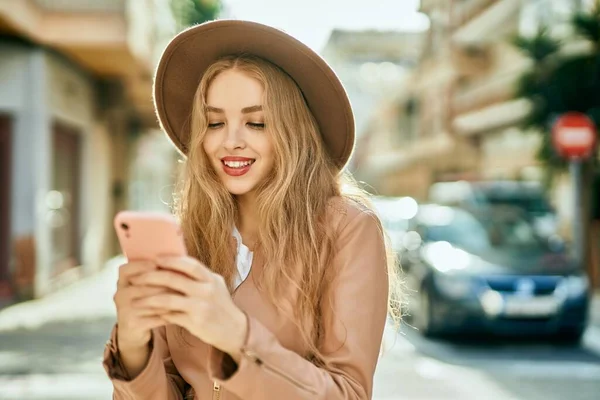 Jovem Loira Sorrindo Feliz Usando Smartphone Cidade — Fotografia de Stock