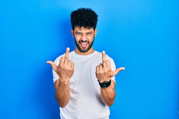 Young Arab Man Beard Wearing Casual White Shirt Showing Middle — Φωτογραφία Αρχείου