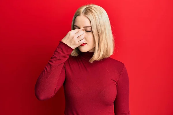 Ung Blond Kvinna Avslappnade Kläder Trött Gnugga Näsa Och Ögon — Stockfoto