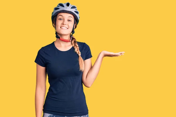 Schöne Kaukasische Frau Mit Fahrradhelm Lächelt Fröhlich Und Zeigt Mit — Stockfoto