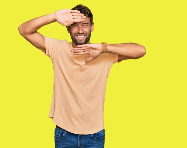 Knappe Jongeman Met Baard Casual Tshirt Lachend Vrolijk Kijkend Naar — Stockfoto