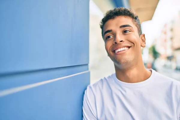 Joven Latino Sonriendo Feliz Apoyado Pared Ciudad —  Fotos de Stock