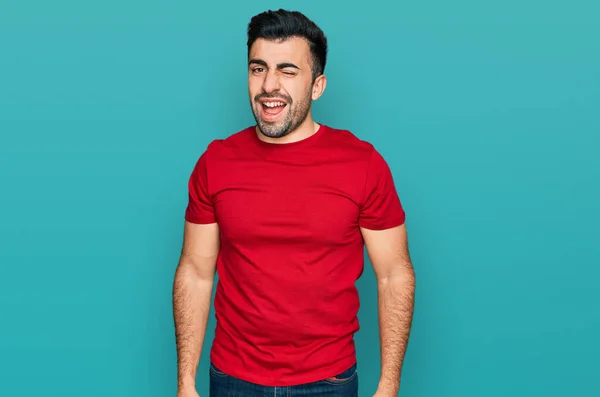 Spanisch Mann Mit Bart Trägt Lässig Rotes Shirt Zwinkert Die — Stockfoto