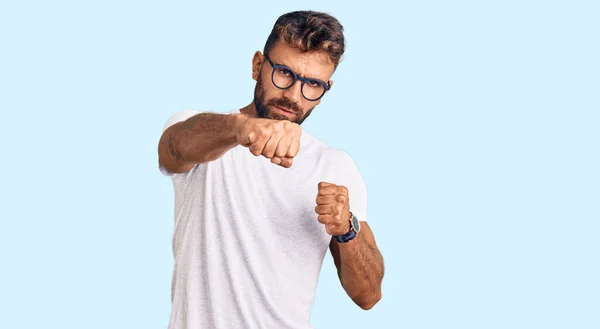 Junger Hispanischer Mann Lässiger Kleidung Und Brille Der Mit Der — Stockfoto