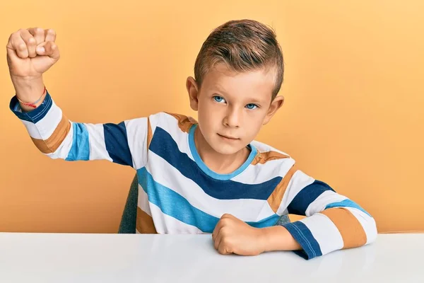 Entzückende Kaukasische Kind Lässiger Kleidung Auf Dem Tisch Sitzen Starke — Stockfoto