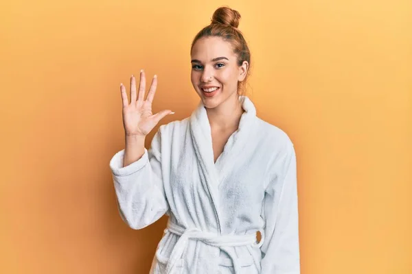 Junge Blonde Frau Bademantel Zeigt Mit Finger Nummer Fünf Nach — Stockfoto
