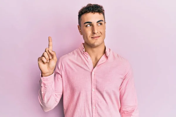 Ισπανόφωνος Νεαρός Άνδρας Που Δείχνει Δάχτυλα Χαμογελώντας Κοιτάζοντας Στο Πλάι — Φωτογραφία Αρχείου
