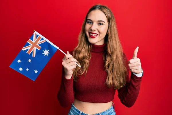 Joven Mujer Rubia Sosteniendo Bandera Australiana Sonriendo Feliz Positiva Pulgar —  Fotos de Stock