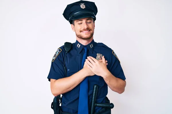 Ung Kaukasisk Man Klädd Polisuniform Leende Med Händerna Bröstet Med — Stockfoto