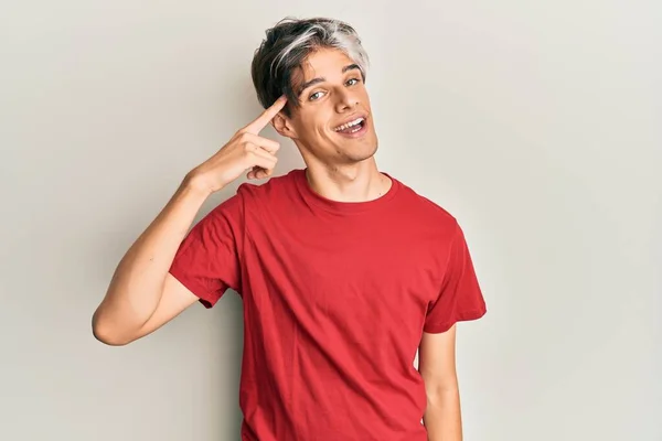 Jonge Latijns Amerikaanse Man Casual Kleding Glimlachend Wijzend Naar Het — Stockfoto