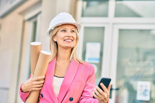 Ung Kaukasisk Arkitekt Kvinna Ler Glad Med Smartphone Staden — Stockfoto