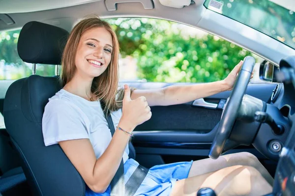 Jovem Bela Mulher Loira Sorrindo Carro Condução Feliz Com Polegar — Fotografia de Stock