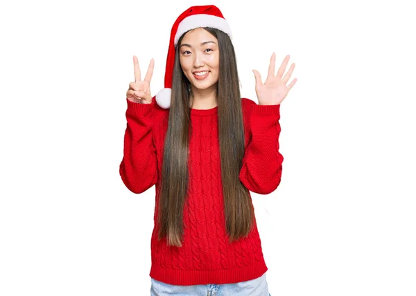 Jovem Chinesa Vestindo Chapéu Natal Mostrando Apontando Para Cima Com — Fotografia de Stock