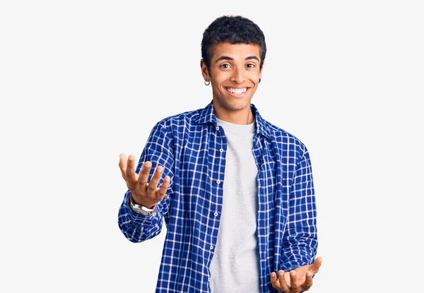 Jovem Americano Africano Vestindo Roupas Casuais Sorrindo Alegre Com Braços — Fotografia de Stock