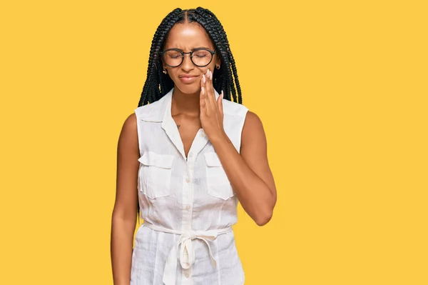 Prachtige Latijns Amerikaanse Vrouw Draagt Casual Kleding Glazen Aanraken Mond — Stockfoto