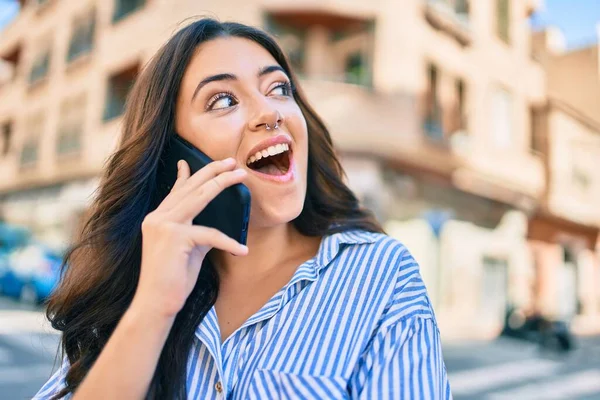 Mladá Hispánská Obchodnice Šťastně Usmívá Když Mluví Smartphonu Městě — Stock fotografie