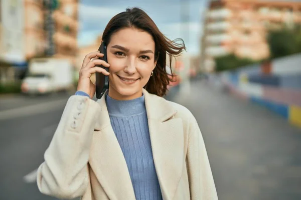 Jonge Hispanic Vrouw Glimlachen Gelukkig Praten Smartphone Stad — Stockfoto