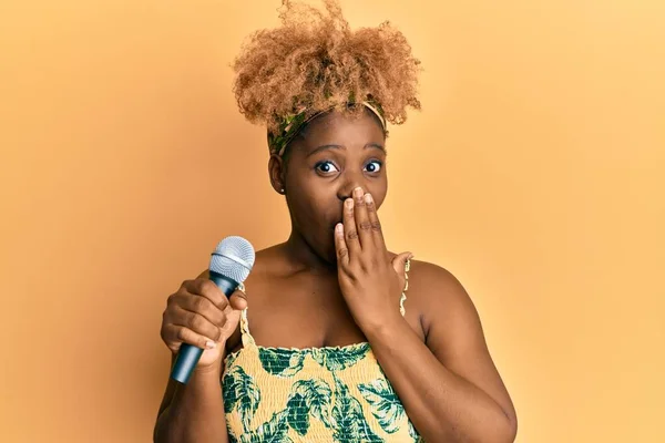 Mujer Africana Joven Con Cabello Afro Cantando Canción Usando Micrófono — Foto de Stock