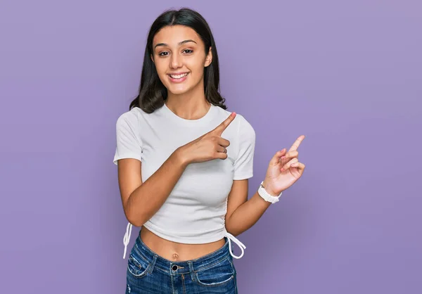 Jong Hispanic Meisje Dragen Casual Wit Shirt Glimlachen Kijken Naar — Stockfoto