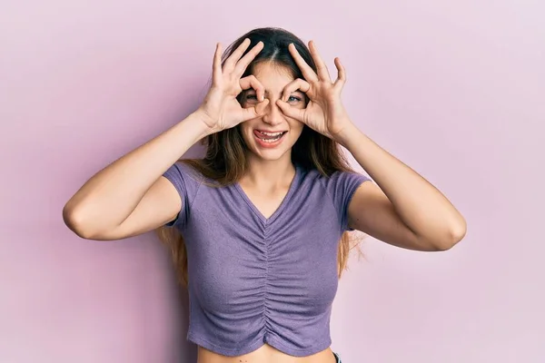 Jonge Blanke Vrouw Casual Kleding Doet Het Goed Gebaar Als — Stockfoto