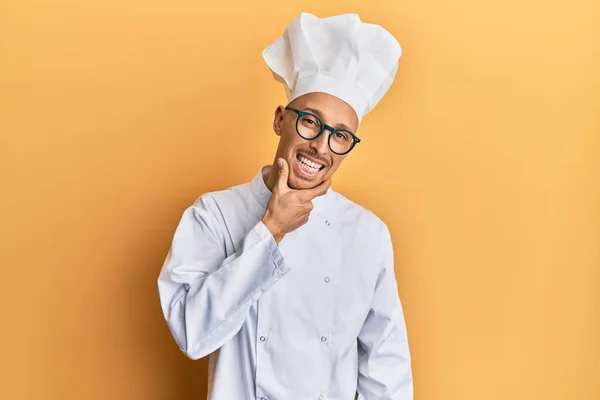 Καραφλός Άνθρωπος Γενειάδα Φορώντας Επαγγελματική Στολή Μάγειρα Αναζητούν Αυτοπεποίθηση Στην — Φωτογραφία Αρχείου
