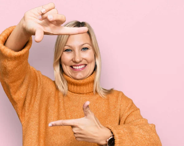 中世の白人女性は 幸せな顔をした手と指でフレームを作る笑顔カジュアルな冬のセーターを着ていました 創造性と写真の概念 — ストック写真