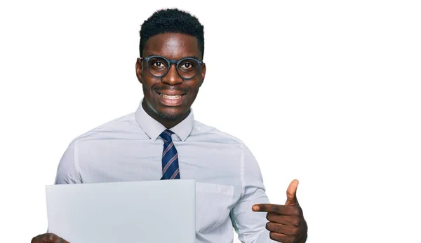 Handsome Business Black Man Holding Blank Empty Banner Smiling Happy — Stock Photo, Image