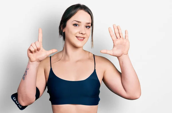 Молода Іспаномовна Жінка Спортивному Одязі Показуючи Вказуючи Пальцями Номер Сім — стокове фото