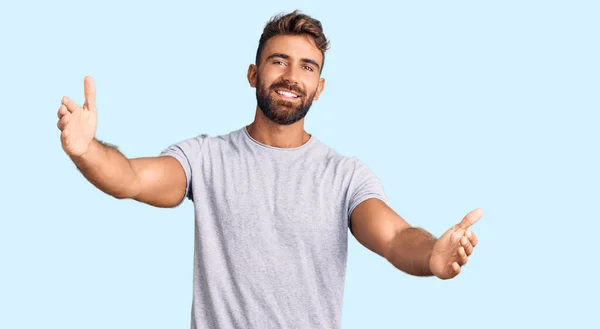 Jovem Hispânico Vestindo Roupas Casuais Olhando Para Câmera Sorrindo Braços — Fotografia de Stock