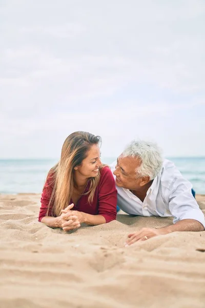Medelålders Par Kär Liggande Sanden Stranden Glada Och Glada Tillsammans — Stockfoto