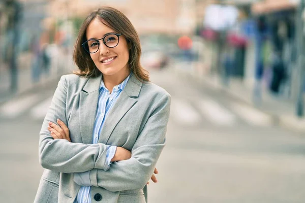 Jovem Empresária Hispânica Com Braços Cruzados Sorrindo Feliz Para Cidade — Fotografia de Stock