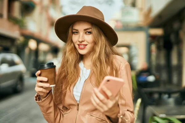 Jeune Fille Blonde Utilisant Smartphone Boire Café Ville — Photo