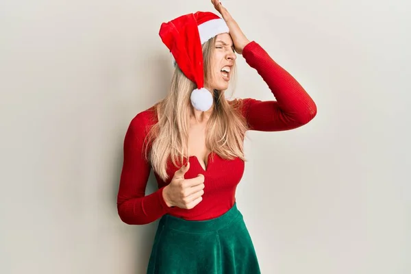 Hermosa Mujer Caucásica Con Traje Navidad Sombrero Sorprendido Con Mano —  Fotos de Stock