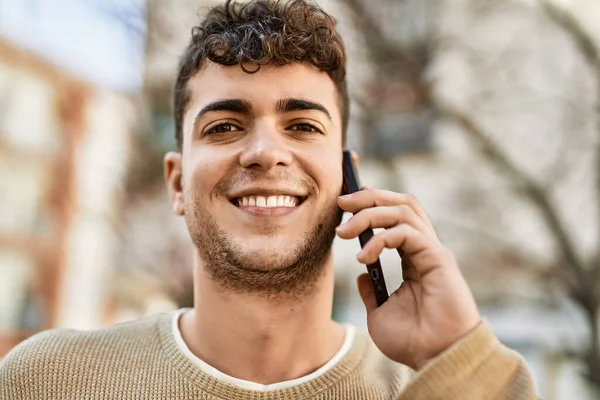 Mladý Hispánec Šťastně Usmívá Mluví Telefonu Městě — Stock fotografie