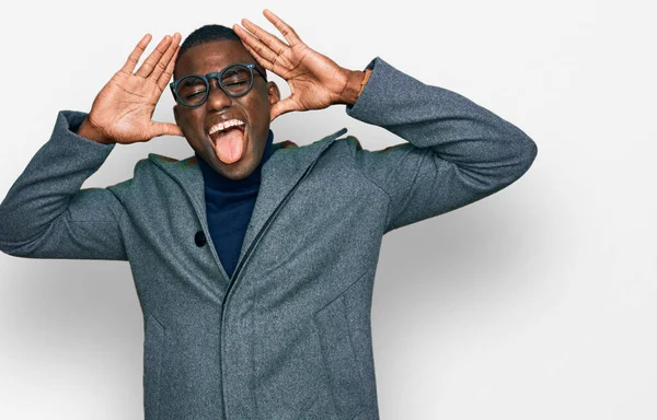 Joven Hombre Afroamericano Vistiendo Ropa Negocios Gafas Sonriente Alegre Jugando — Foto de Stock