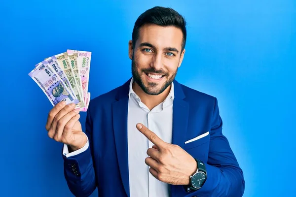 Fiatal Spanyol Üzletember Üzleti Öltönyt Visel Kezében Indiai Rúpiás Bankjegyekkel — Stock Fotó