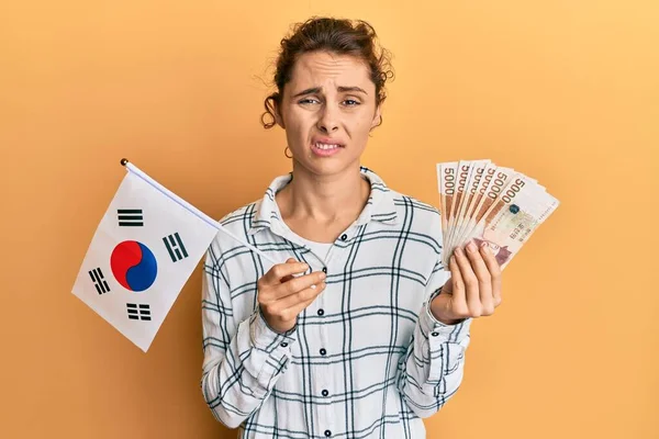 Güney Kore Elinde Tutan Esmer Kadın Paradan Bihaber Kafası Karışık — Stok fotoğraf