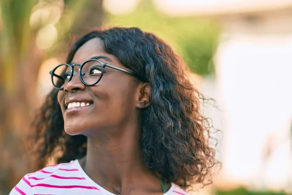 Jong Afrikaans Amerikaans Meisje Glimlachen Gelukkig Staan Stad — Stockfoto