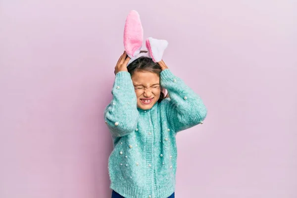 Kis Gyönyörű Lány Visel Aranyos Húsvéti Nyuszifül Szenved Fejfájás Kétségbeesett — Stock Fotó