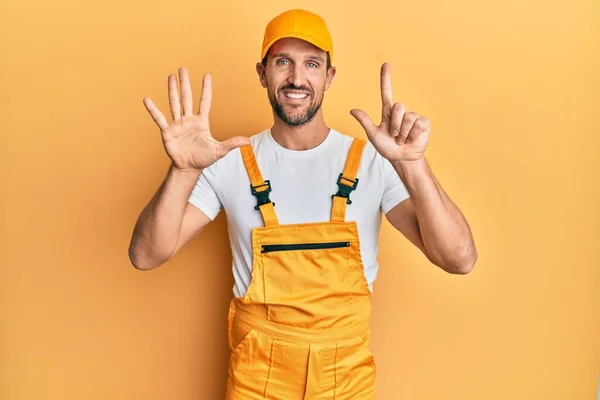 Ung Stilig Man Bär Handyman Uniform Över Gul Bakgrund Visar — Stockfoto