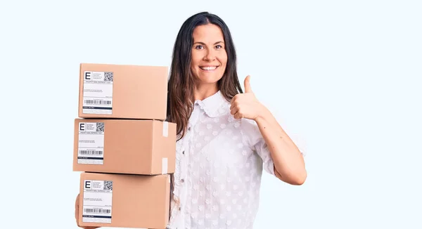 Young Beautiful Brunette Woman Holding Delivery Cardboard Package Smiling Happy — Stock Photo, Image