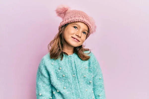 Kleine Schöne Mädchen Tragen Wollpullover Und Niedlichen Wintermütze Blick Zur — Stockfoto