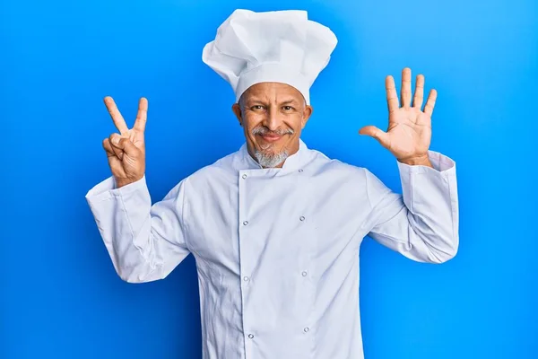 직업적 요리사 복장을 모자를 손가락으로 손가락을 자신감 행복하게 중년의 — 스톡 사진