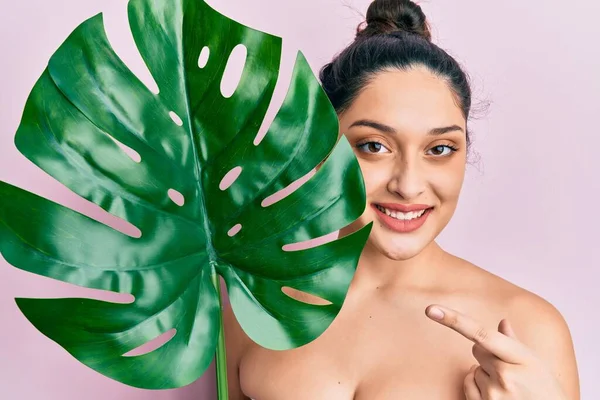 Güzel Bir Orta Doğulu Kadın Elinde Yeşil Bitki Yaprağı Tutarken — Stok fotoğraf