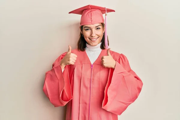 Mujer Joven Caucásica Con Gorra Graduación Signo Éxito Túnica Ceremonia —  Fotos de Stock